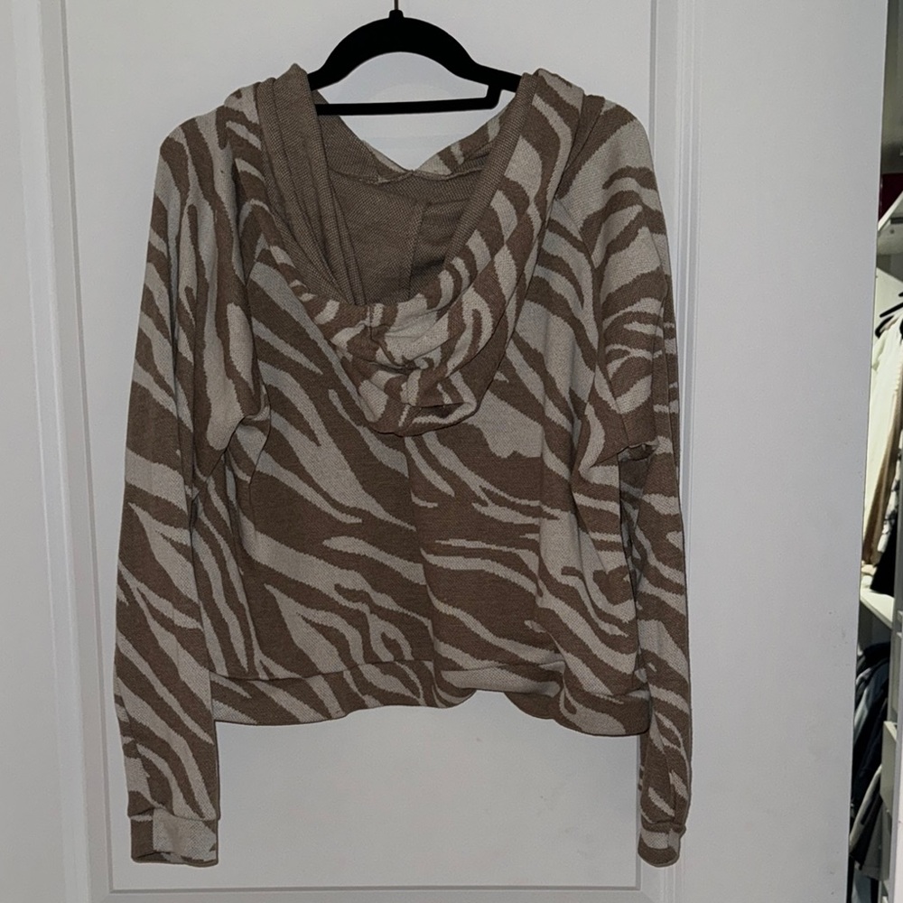 BB Dakota cropped zebra print hoodie - Picture 3 of 4